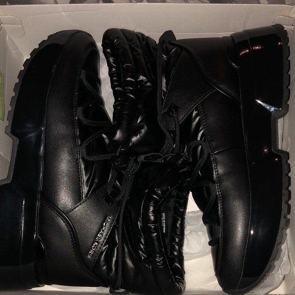 Michael Kors Muse pull-on bootie - Picture 2 of 5